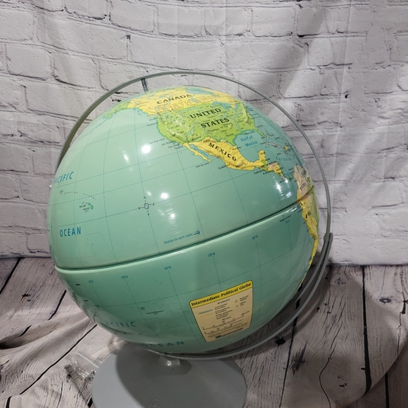 Vintage Nystrom Sculptural Relief Globe large - Picture 2 of 6